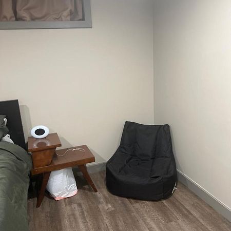 Spacious Room & Living Area In Nw! カルガリー エクステリア 写真