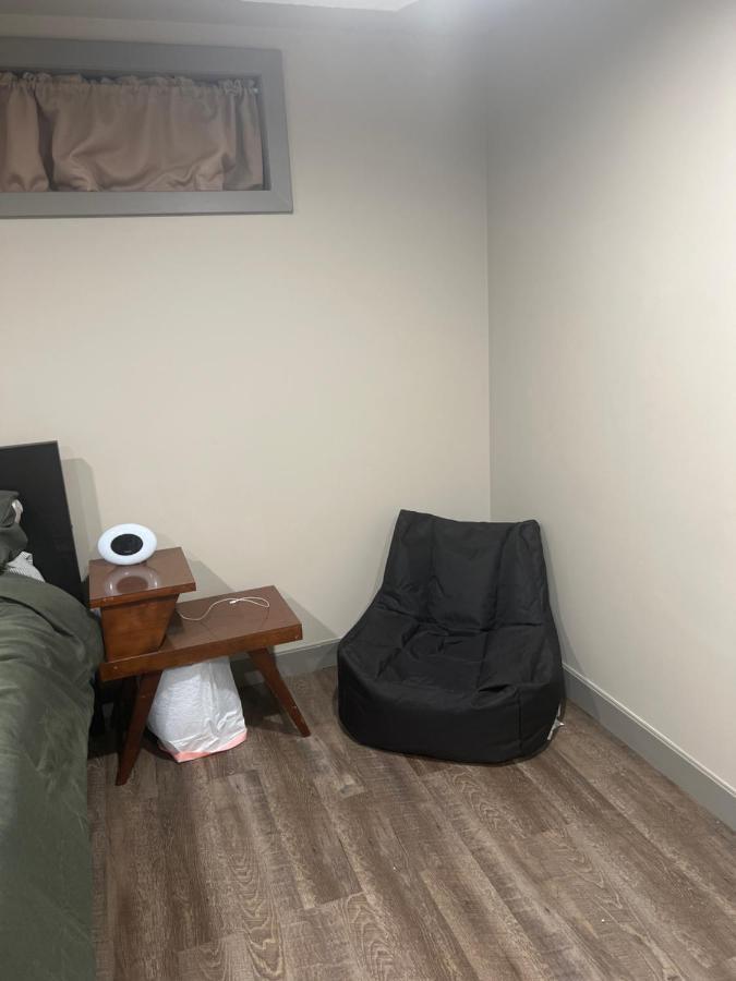 Spacious Room & Living Area In Nw! カルガリー エクステリア 写真