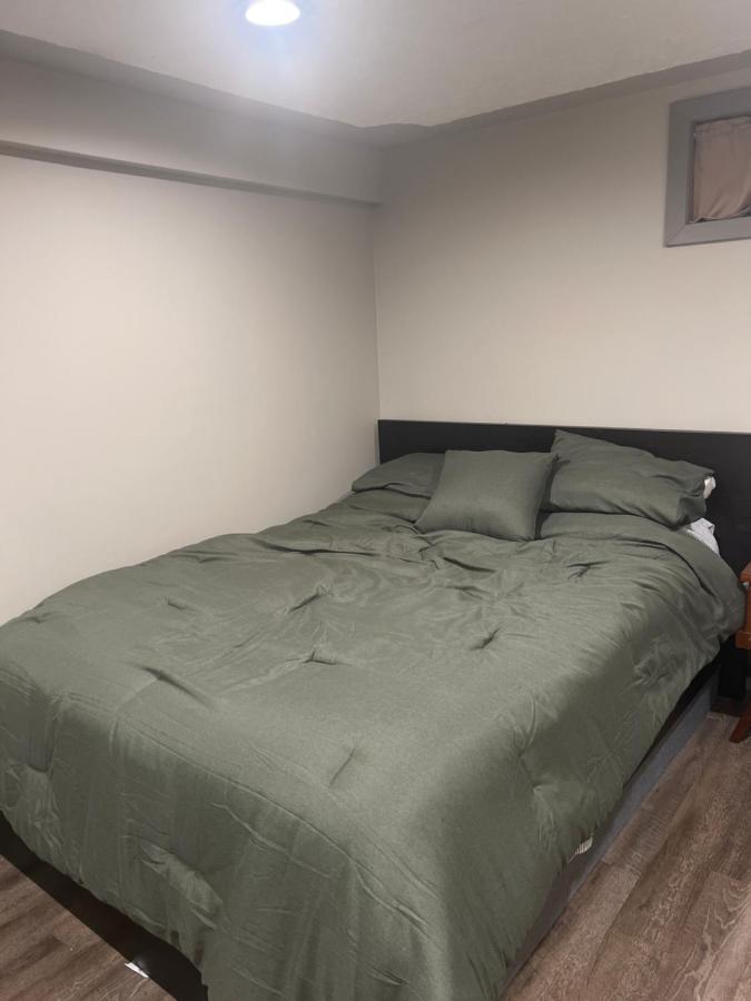 Spacious Room & Living Area In Nw! カルガリー エクステリア 写真