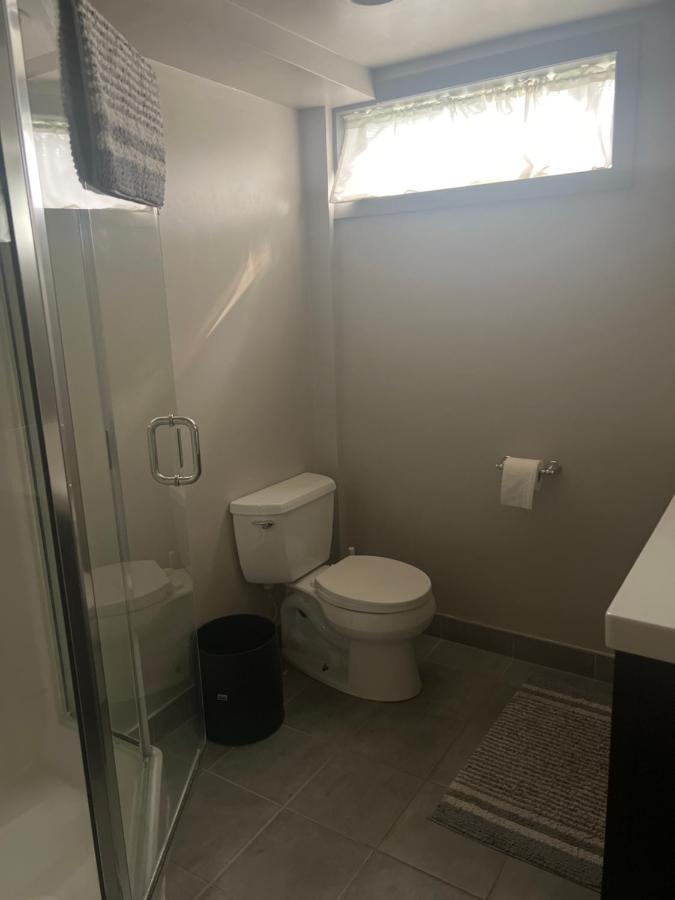 Spacious Room & Living Area In Nw! カルガリー エクステリア 写真