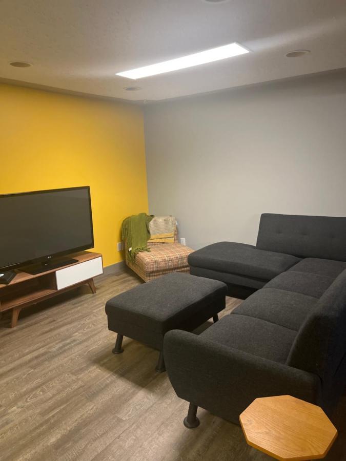 Spacious Room & Living Area In Nw! カルガリー エクステリア 写真